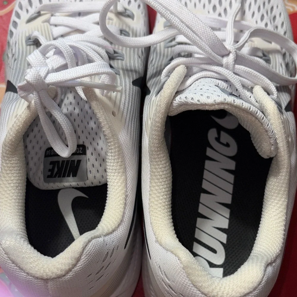 Womens Nike White and Black Running Shoes - Picture 7 of 7